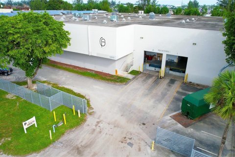 Commercial property in Opa-locka, Florida № 1958162 - photo 2