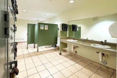 Commercial property in Opa-locka, Florida № 1958162 - photo 16