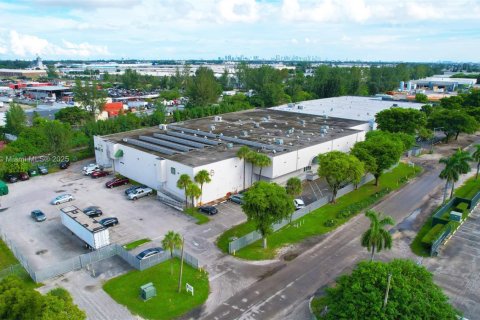 Commercial property in Opa-locka, Florida № 1958162 - photo 1