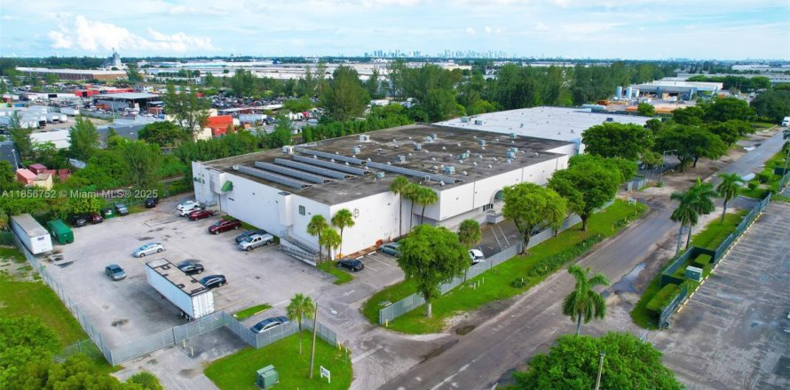Commercial property in Opa-locka, Florida № 1958162