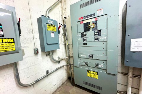 Commercial property in Opa-locka, Florida № 1958162 - photo 11