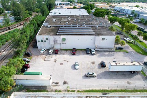 Commercial property in Opa-locka, Florida № 1958162 - photo 7