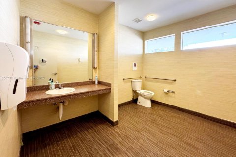 Commercial property in Opa-locka, Florida № 1958162 - photo 20