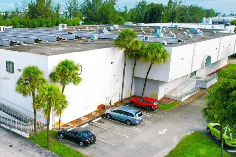 Commercial property in Opa-locka, Florida № 1958162 - photo 6