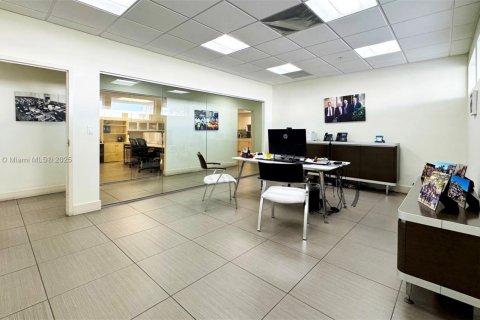 Commercial property in Opa-locka, Florida № 1958162 - photo 21