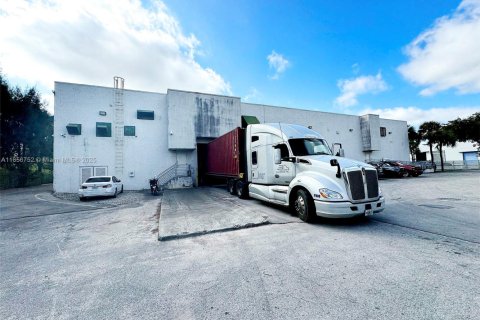 Commercial property in Opa-locka, Florida № 1958162 - photo 10