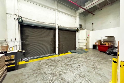 Commercial property in Opa-locka, Florida № 1958162 - photo 14