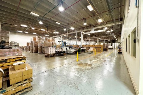 Commercial property in Opa-locka, Florida № 1958162 - photo 15