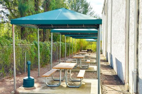 Commercial property in Opa-locka, Florida № 1958162 - photo 9