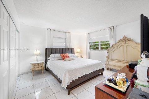 Condo in Hallandale Beach, Florida, 1 bedroom  № 1812183 - photo 10