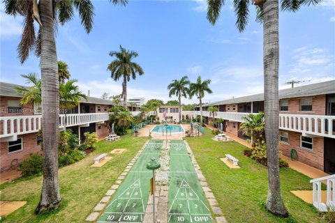 Condo in Hallandale Beach, Florida, 1 bedroom  № 1812183 - photo 18