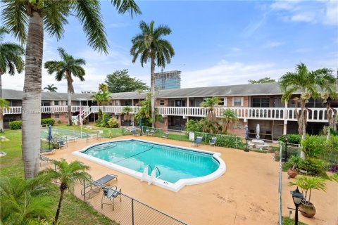 Condo in Hallandale Beach, Florida, 1 bedroom  № 1812183 - photo 17