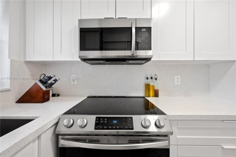Condo in Hallandale Beach, Florida, 1 bedroom  № 1812183 - photo 4