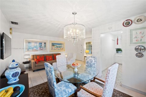 Condo in Hallandale Beach, Florida, 1 bedroom  № 1812183 - photo 7