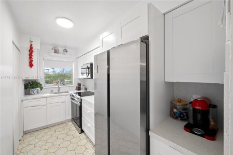 Condo in Hallandale Beach, Florida, 1 bedroom  № 1812183 - photo 2