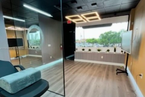 Купить коммерческую недвижимость в Уэст -Майами, Флорида № 2068141 - фото 5