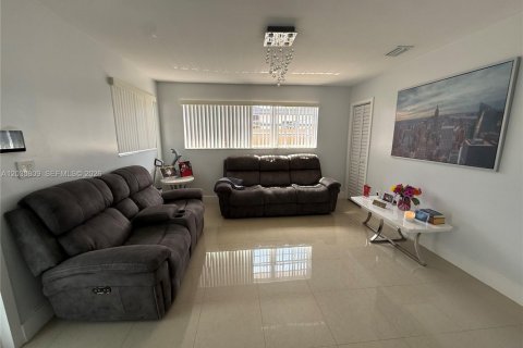 Villa ou maison à vendre à Cutler Bay, Floride: 3 chambres, 90.02 m2 № 2085466 - photo 3