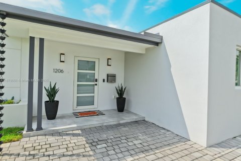 House in Fort Lauderdale, Florida 3 bedrooms, 157.28 sq.m. № 1928786 - photo 23