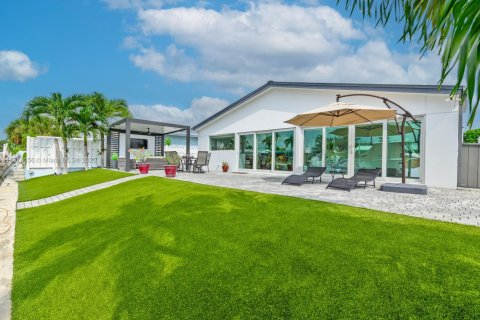 House in Fort Lauderdale, Florida 3 bedrooms, 157.28 sq.m. № 1928786 - photo 11