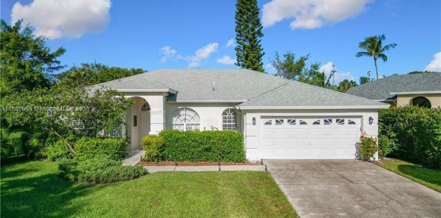 House in Naples, Florida 3 bedrooms, 181.62 sq.m. № 2244431