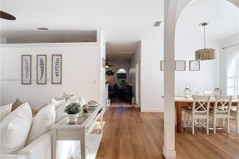House in Naples, Florida 3 bedrooms, 181.62 sq.m. № 2244431 - photo 5