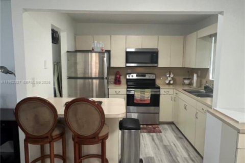 House in Miami, Florida 2 bedrooms, 98.29 sq.m. № 2009051 - photo 3