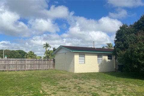 House in Miami, Florida 2 bedrooms, 98.29 sq.m. № 2009051 - photo 10