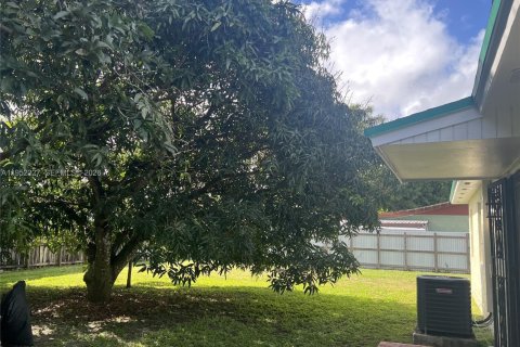 House in Miami, Florida 2 bedrooms, 98.29 sq.m. № 2009051 - photo 8