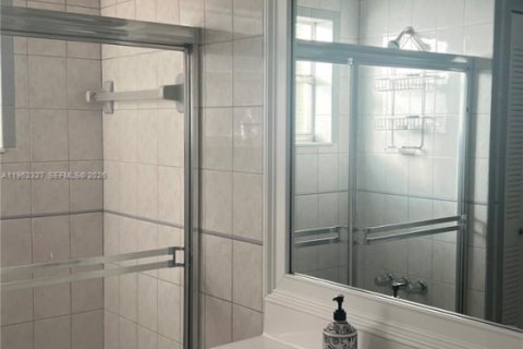 House in Miami, Florida 2 bedrooms, 98.29 sq.m. № 2009051 - photo 4