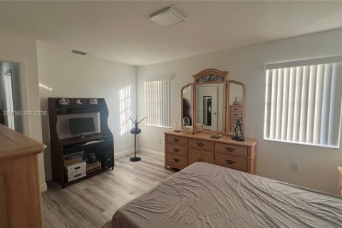 House in Miami, Florida 2 bedrooms, 98.29 sq.m. № 2009051 - photo 6