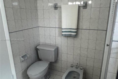 House in Miami, Florida 2 bedrooms, 98.29 sq.m. № 2009051 - photo 5