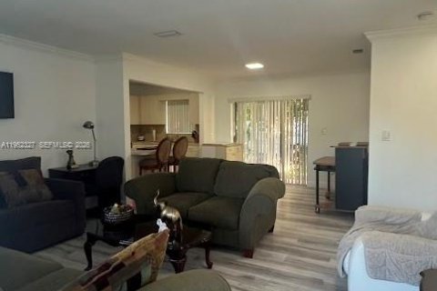 House in Miami, Florida 2 bedrooms, 98.29 sq.m. № 2009051 - photo 2