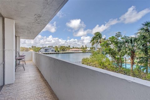Condominio en venta en Hallandale Beach, Florida, 2 dormitorios, 126.35 m2 № 2035887 - foto 19
