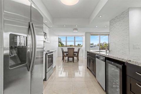 Condominio en venta en Hallandale Beach, Florida, 2 dormitorios, 126.35 m2 № 2035887 - foto 4