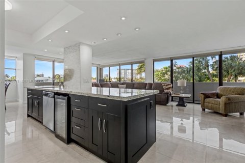 Condominio en venta en Hallandale Beach, Florida, 2 dormitorios, 126.35 m2 № 2035887 - foto 5