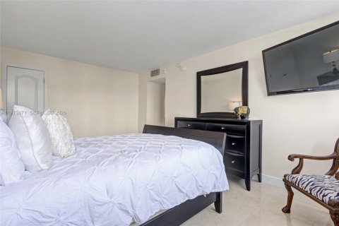 Condominio en venta en Hallandale Beach, Florida, 2 dormitorios, 126.35 m2 № 2035887 - foto 22
