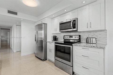Condominio en venta en Hallandale Beach, Florida, 2 dormitorios, 126.35 m2 № 2035887 - foto 2