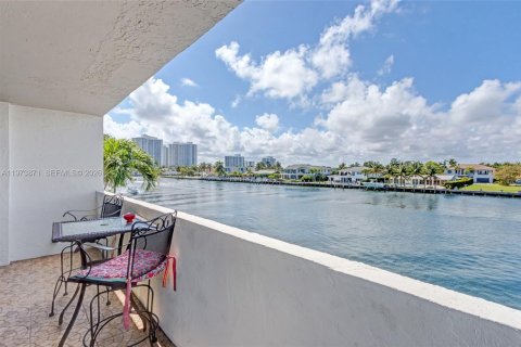 Condominio en venta en Hallandale Beach, Florida, 2 dormitorios, 126.35 m2 № 2035887 - foto 12