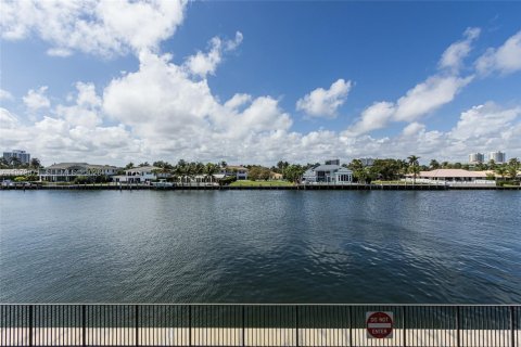 Condominio en venta en Hallandale Beach, Florida, 2 dormitorios, 126.35 m2 № 2035887 - foto 21