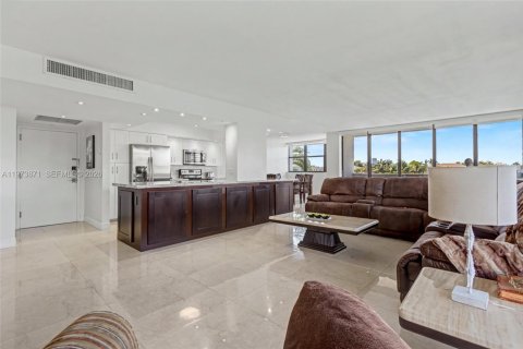 Condominio en venta en Hallandale Beach, Florida, 2 dormitorios, 126.35 m2 № 2035887 - foto 8