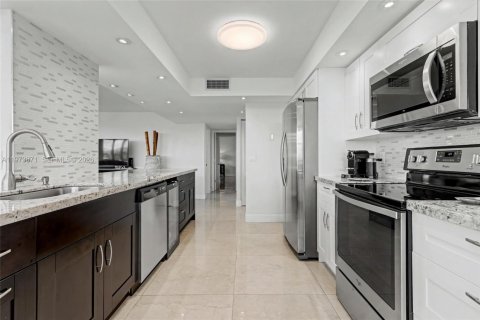 Condominio en venta en Hallandale Beach, Florida, 2 dormitorios, 126.35 m2 № 2035887 - foto 1