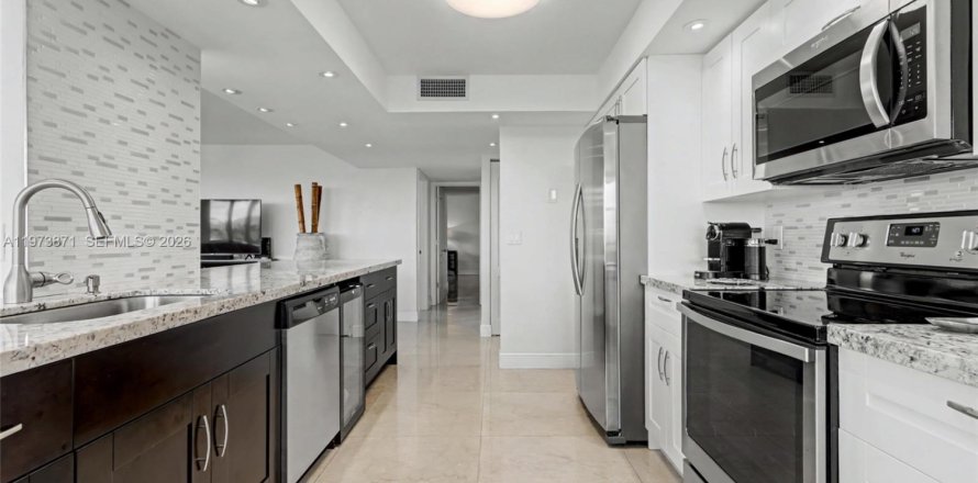 Condominio en Hallandale Beach, Florida, 2 dormitorios № 2035887