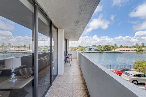Condominio en venta en Hallandale Beach, Florida, 2 dormitorios, 126.35 m2 № 2035887 - foto 18