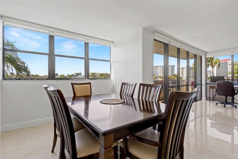 Condominio en venta en Hallandale Beach, Florida, 2 dormitorios, 126.35 m2 № 2035887 - foto 11