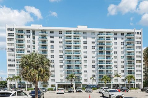 Copropriété à vendre à North Miami Beach, Floride: 1 chambre, 73.39 m2 № 2057557 - photo 2