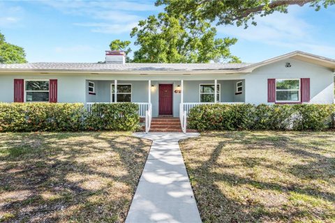House in Gulfport, Florida 3 bedrooms, 178.84 sq.m. № 2156188