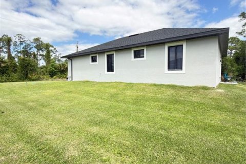 House in Lehigh Acres, Florida 3 bedrooms, 112.23 sq.m. № 2427055 - photo 7