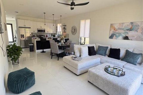 House in Lehigh Acres, Florida 3 bedrooms, 112.23 sq.m. № 2427055 - photo 12
