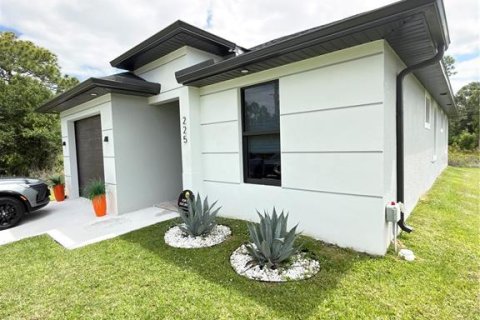 House in Lehigh Acres, Florida 3 bedrooms, 112.23 sq.m. № 2427055 - photo 4