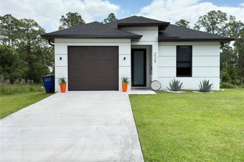 House in Lehigh Acres, Florida 3 bedrooms, 112.23 sq.m. № 2427055